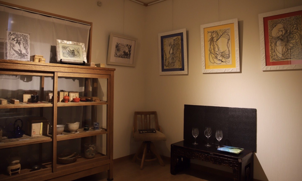 奈良　nara 隠れ家　三五夜　切り絵　切り絵作家　切り絵作品　石賀直之　ギャラリー　作品展　茶会　月釜　蓮　ハス　いけばな　生け花　ワークショップ　干菓子器　干菓子　薄茶　お茶　花鳥風月　鳥　鷹　鷲　JR奈良駅前　徒歩　2分　三網田　床の間　待合